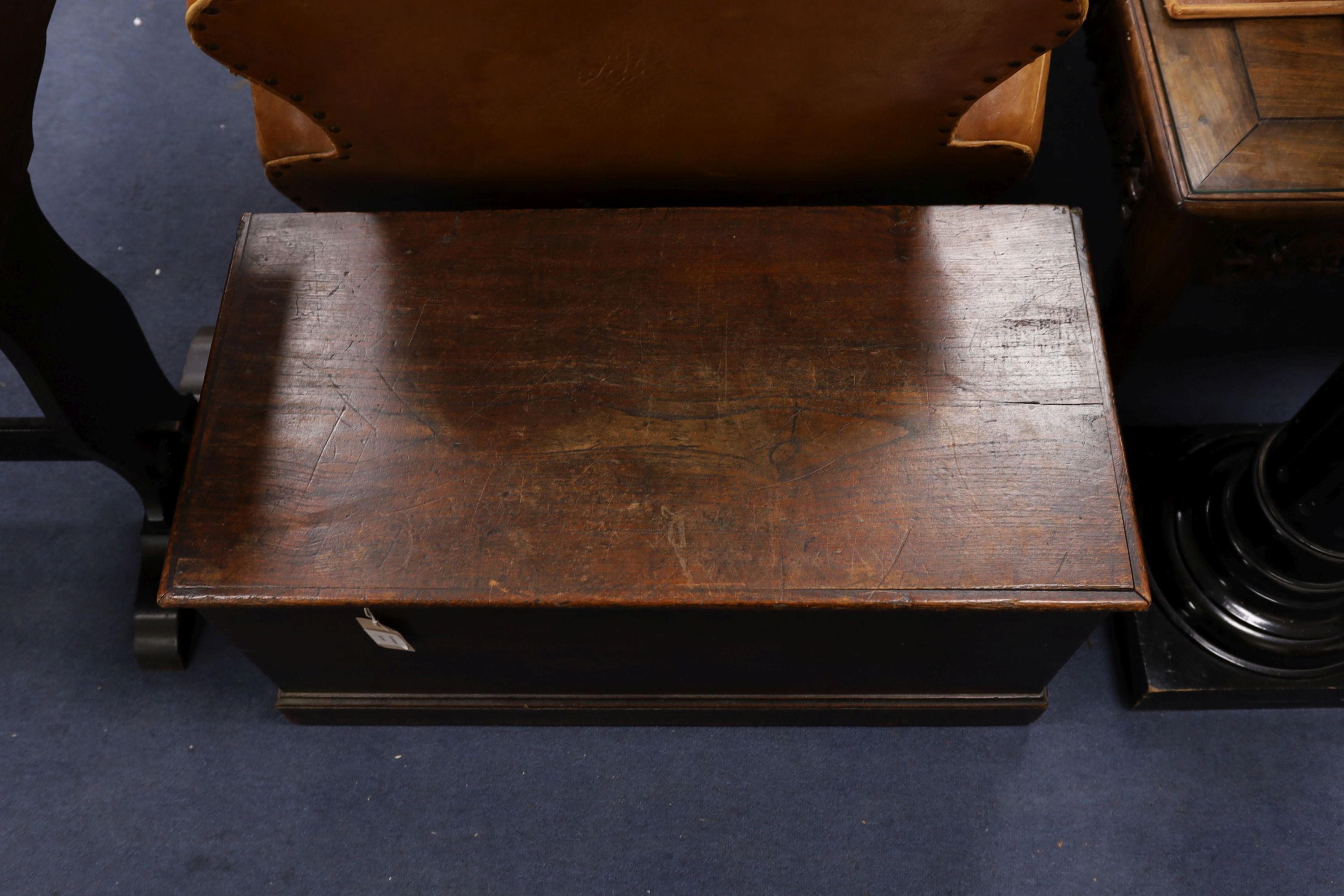 A Victorian elm trunk, width 83cm, depth 40cm, height 40cm